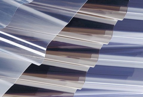 Lichtplatten PVC in unterschiedlichen Profilen und Farben. Darunter PVC-Lichtplatten in klar, klar/bläulich und auch in bronze